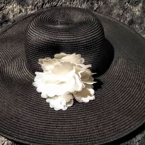 Black wide brim sunhat with detachable flower